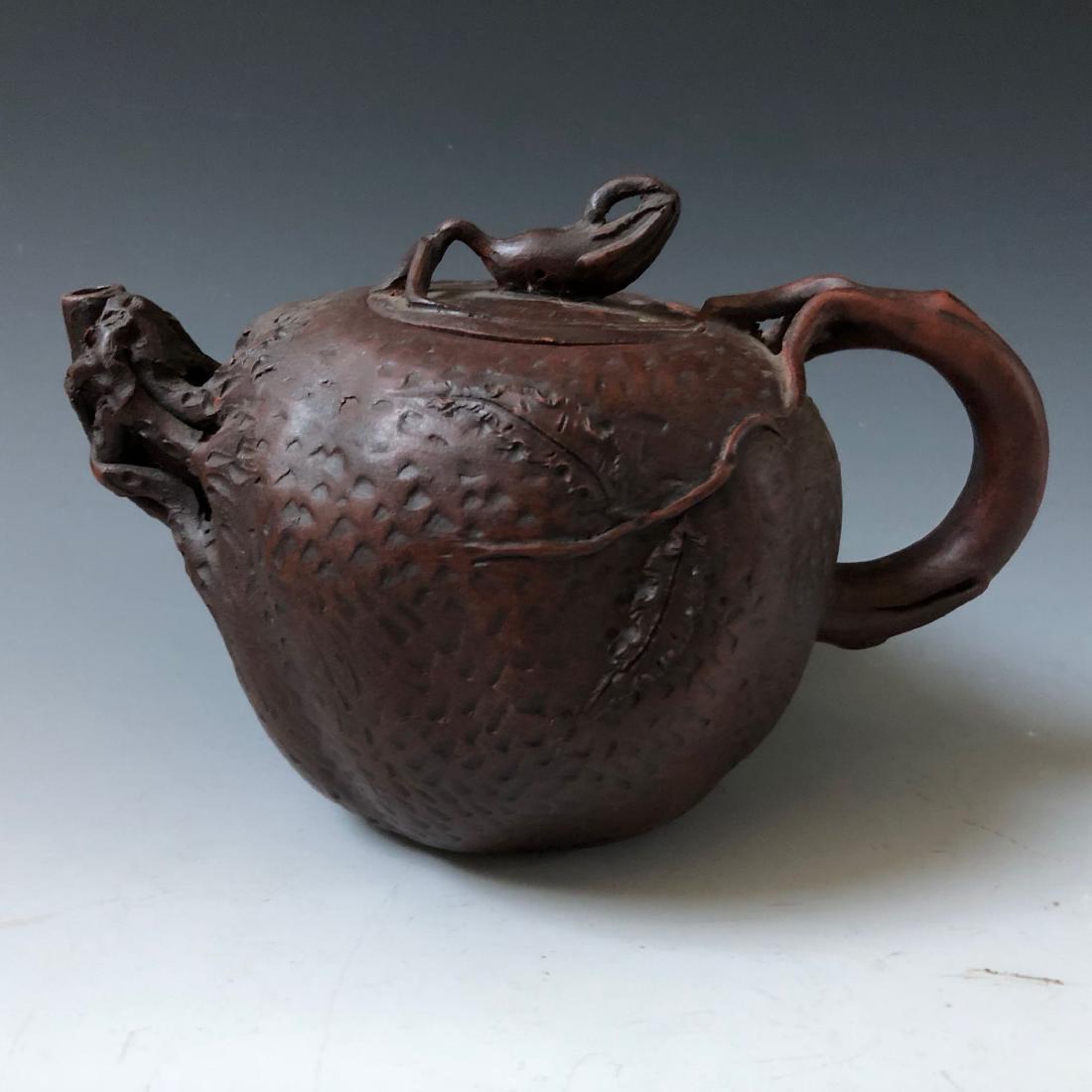 A CHINESE ZISHA TEA POT. MARKED.: NO RESERVE ON THIS LOT! A CHINESE ZISHA TEA POT. MARKED. H:15cm