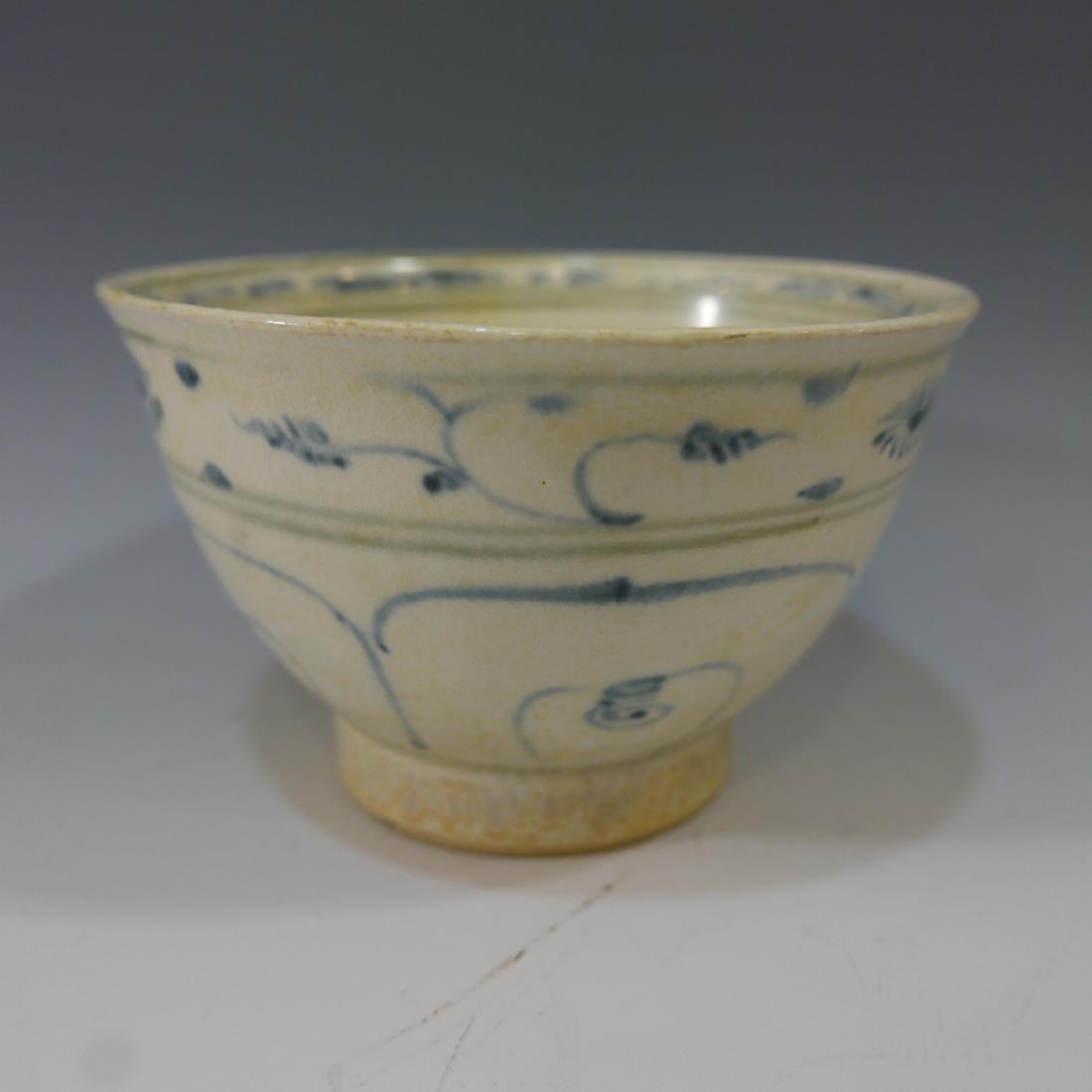 CHINESE ANTIQUE BLUE WHITE BOWL - MING DYNASTY: NO RESERVE ON THIS LOT! CHINESE ANTIQUE BLUE WHITE BOWL - MING DYNASTY. 14 CM WIDE 9 CM TALL. PROVENANCE - BETHESDA MD ESTATE