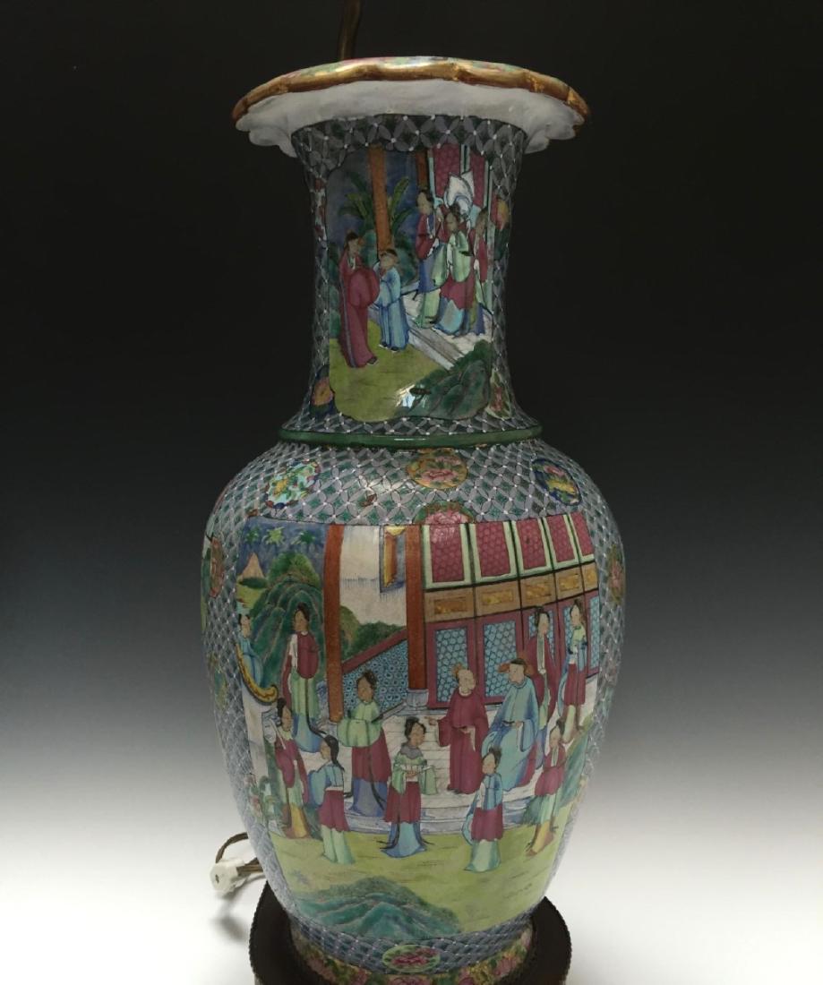 A CHINESE ANTIQUE FAMILLE ROSE PORCELAIN VASE,19C. (1 of 5)
