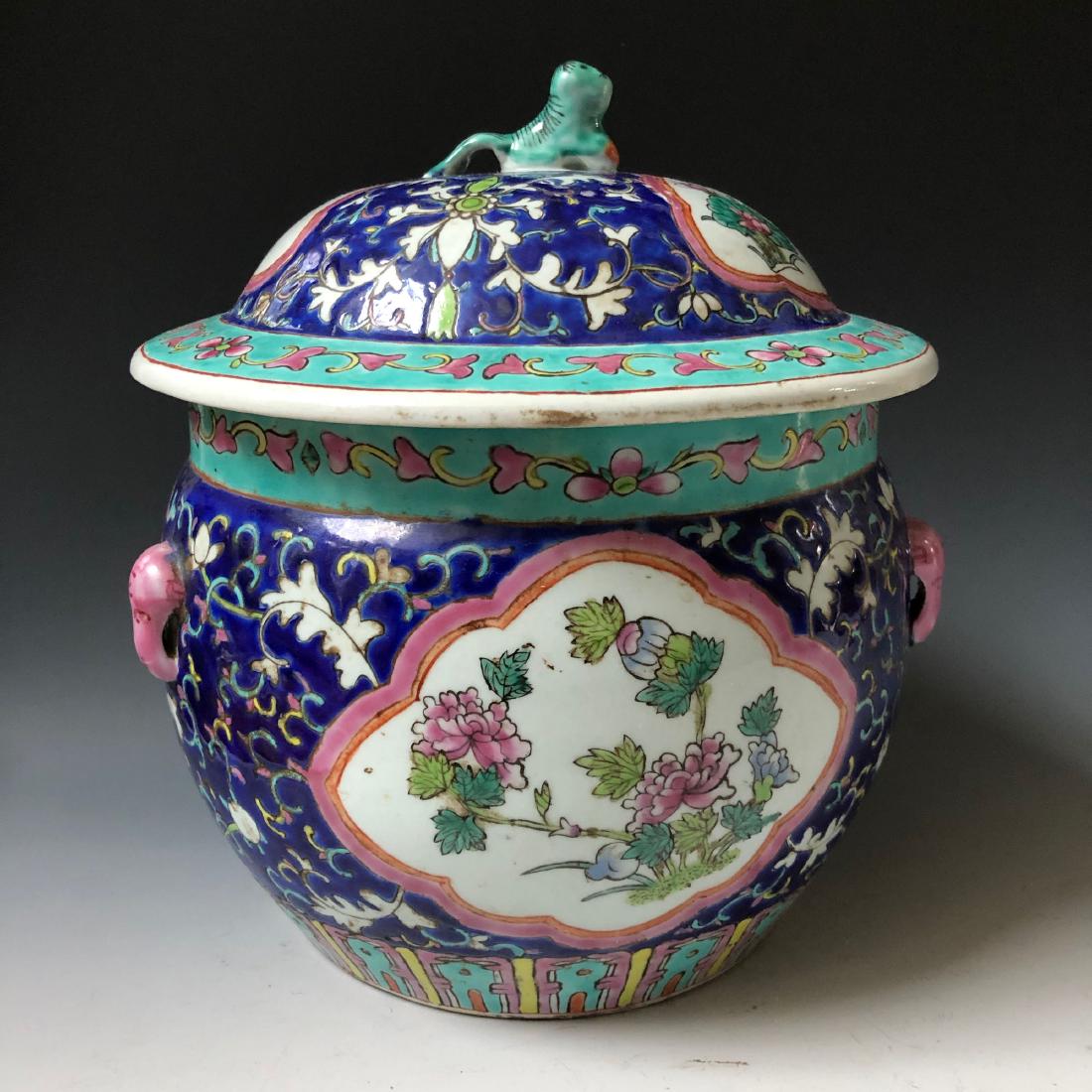 A CHINESE ANTIQUE FAMILLE-ROSE JAR (1 of 4)