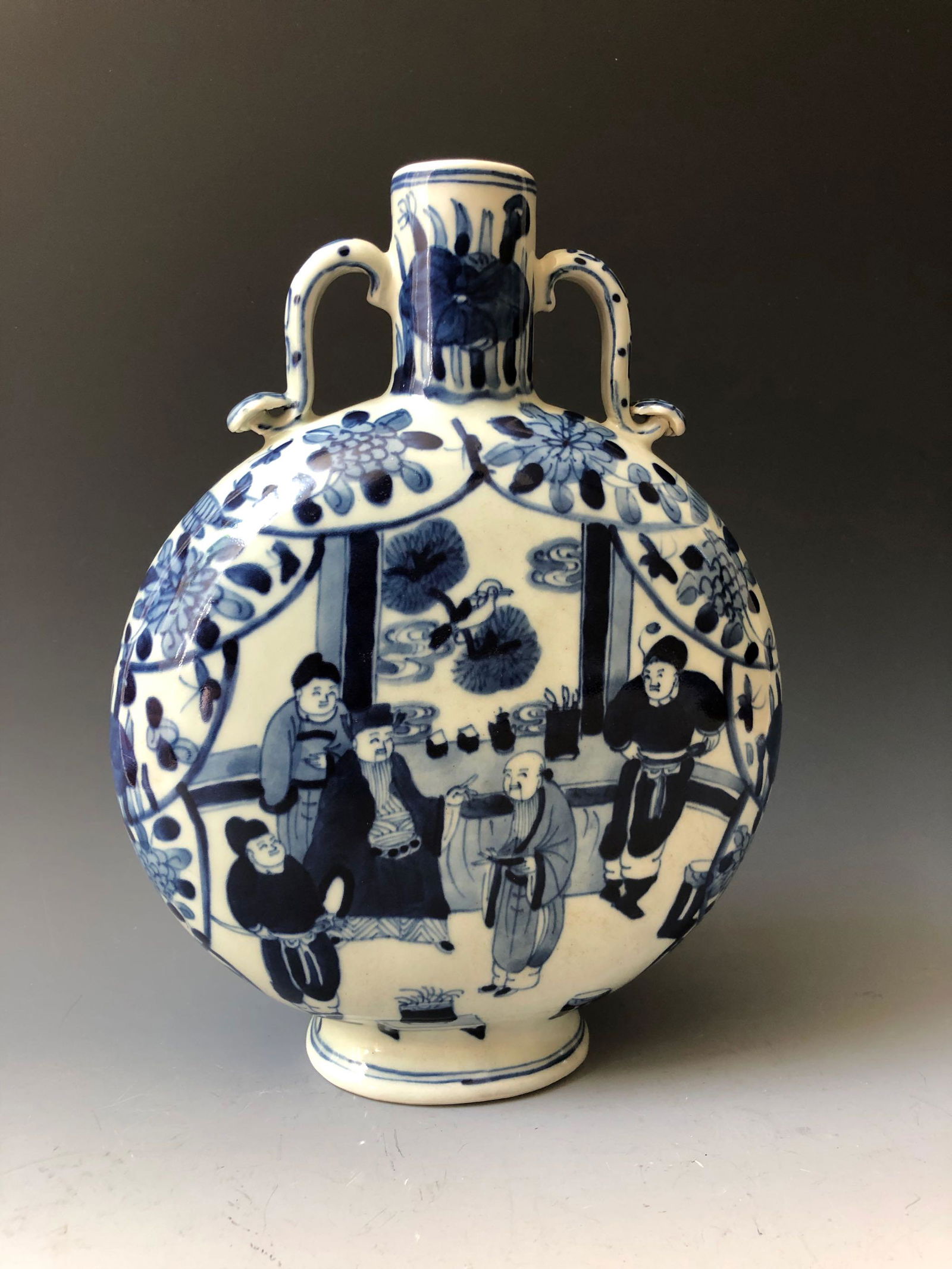 A CHINESE ANTIQUE  BLUE AND WHITE FIGURES MOONFLASK (1 of 7)