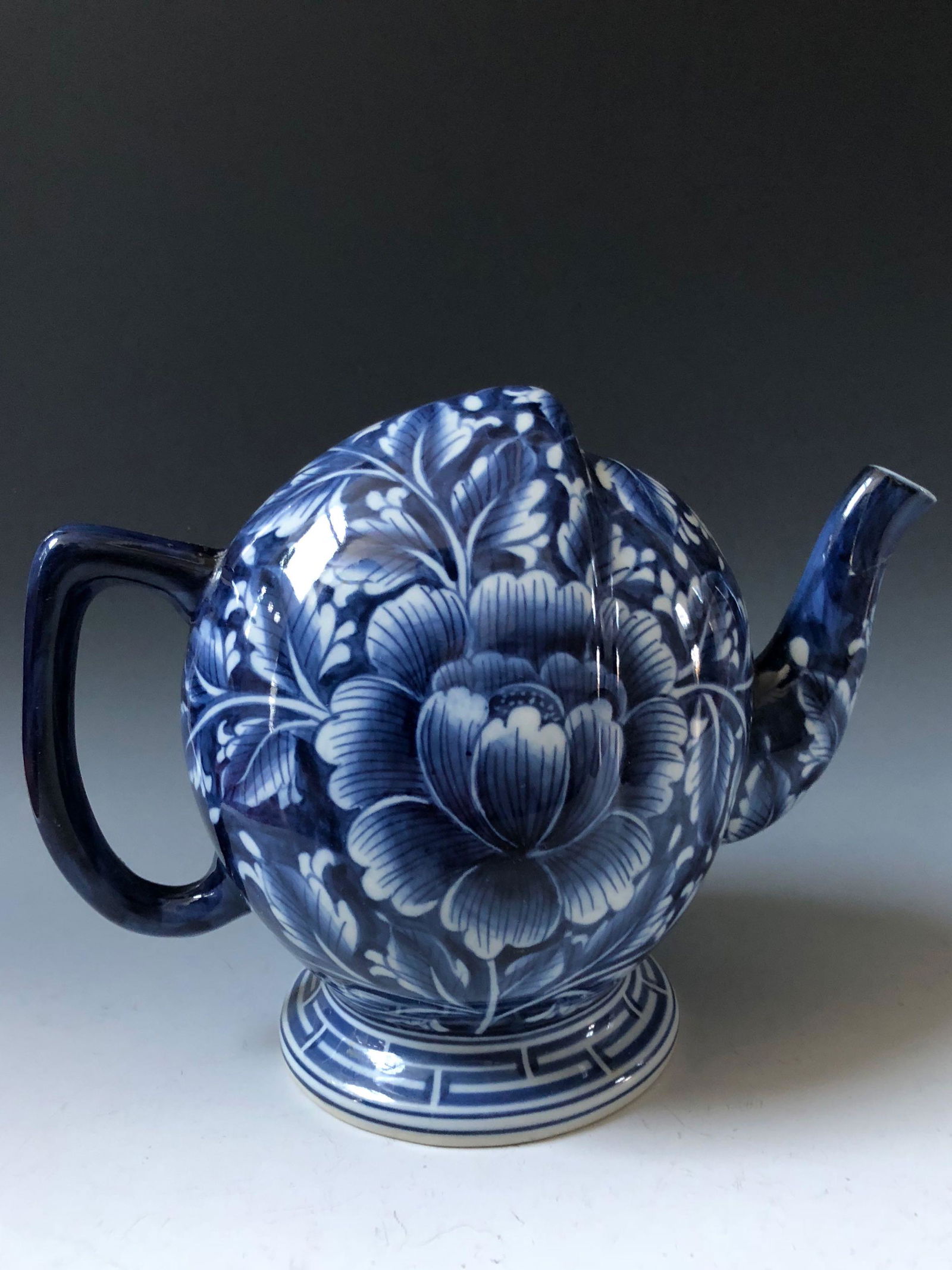 A CHINESE ANTIQUE BLUE AND WHITE PORCELAIN  TEA POT (1 of 5)