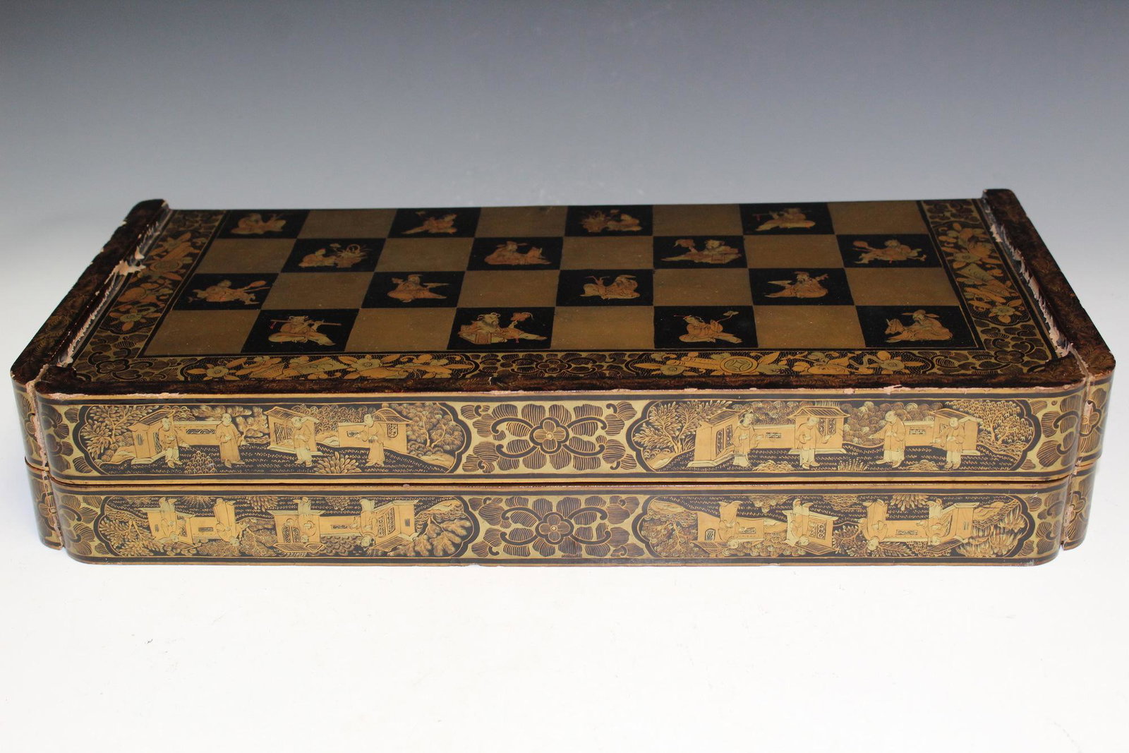 Chinese antique export lacquer chess box. (1 of 7)