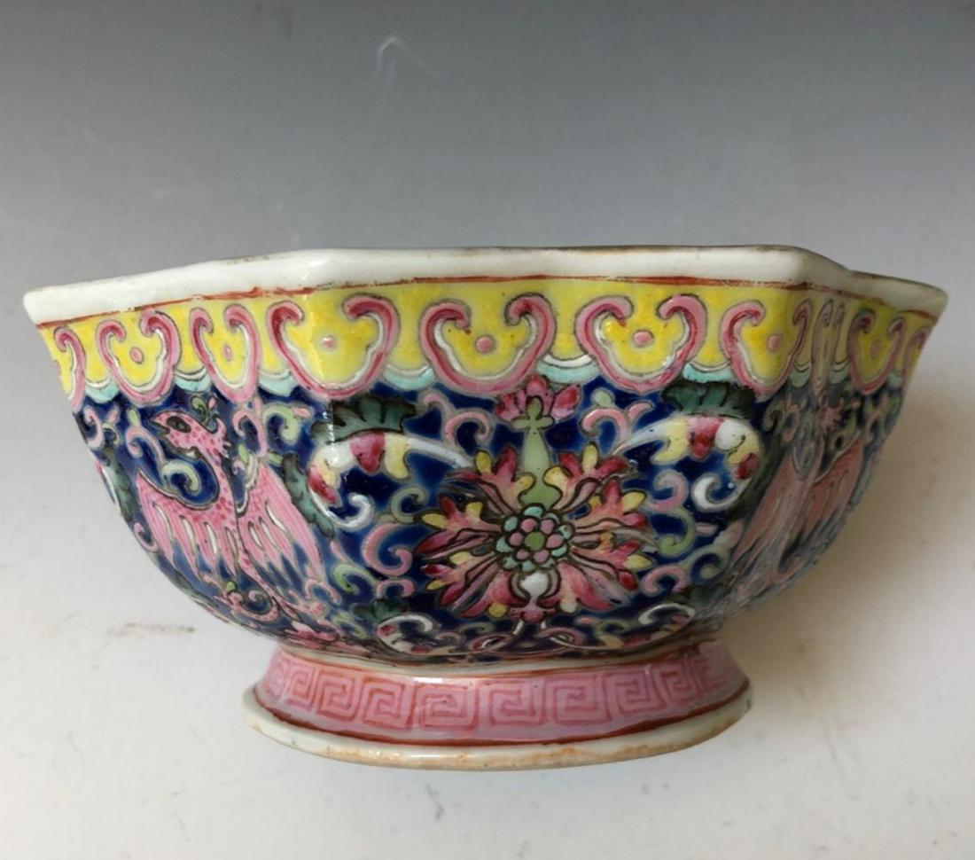 A CHINESE ANTIQUE FAMILLE-ROSE BOWL, MARKED: A CHINESE ANTIQUE FAMILLE-ROSE BOWL. MARKED. L: 15cm
