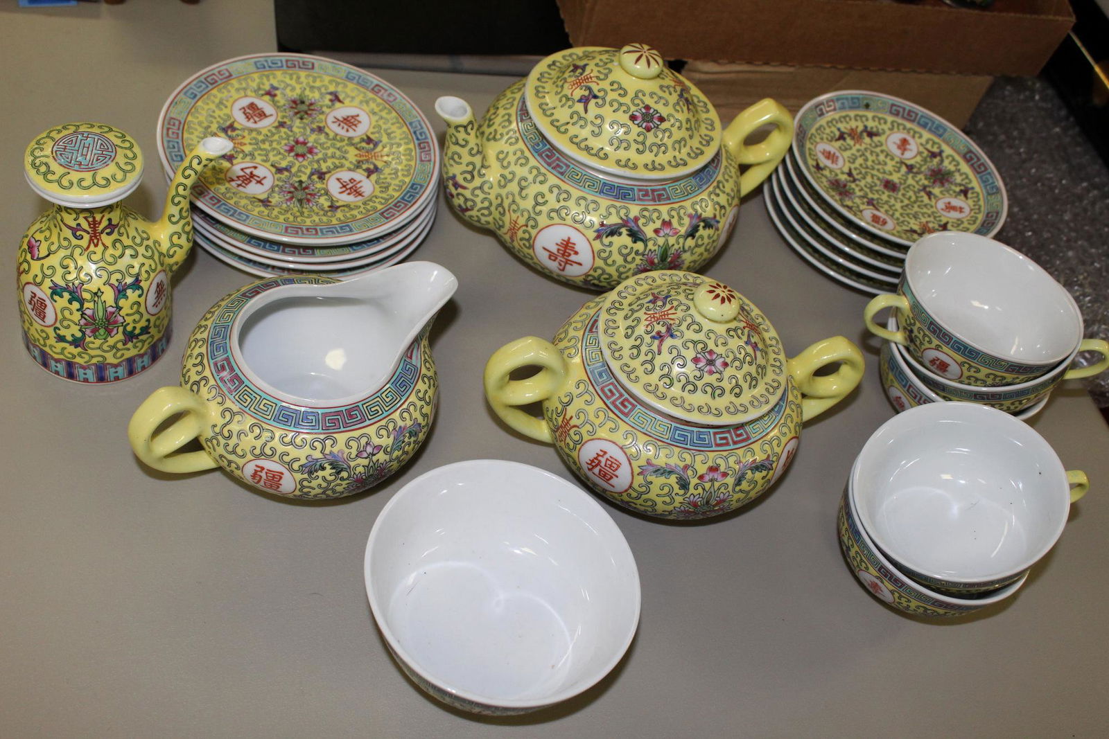20 pieces chinese porcelain tea set. 20th C. (1 of 4)