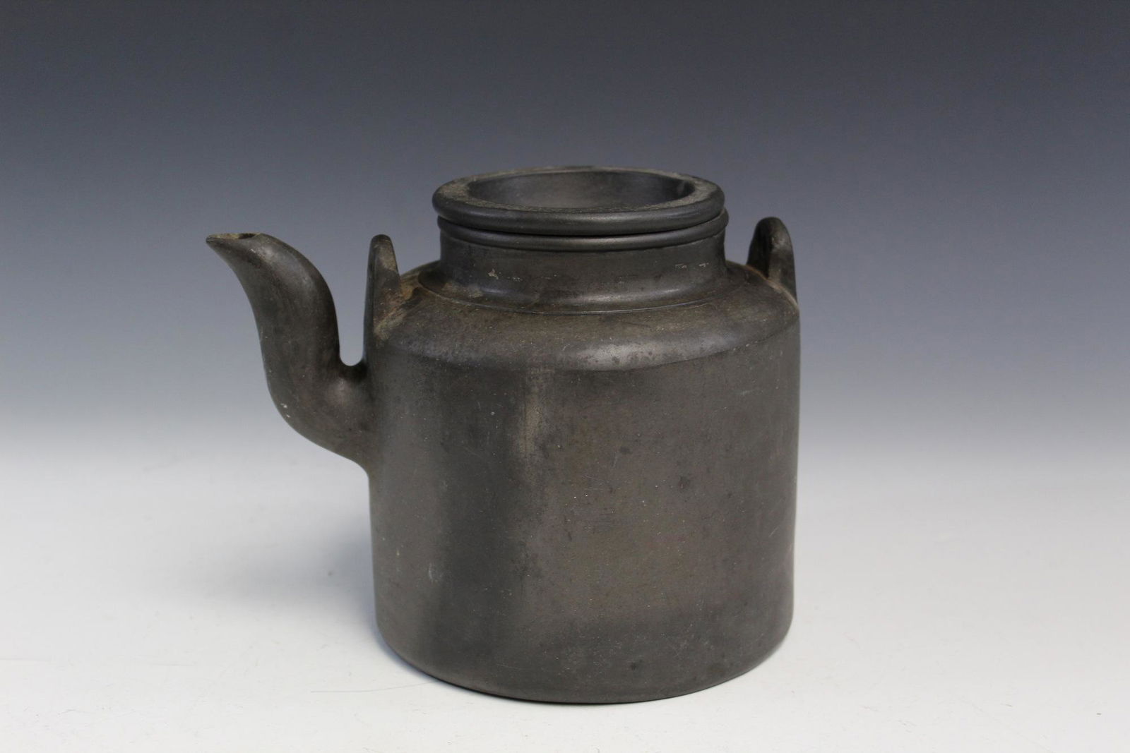Chinese antique yixing teapot. 19th C. Shi Dabin Mark. (1 of 3)