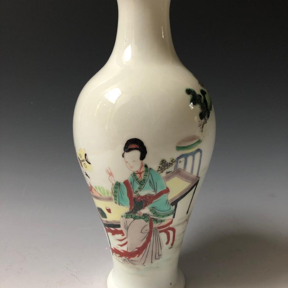 A CHINESE ANTIQUE FAMILLE ROSE PORCELAIN VASE. KANGXI: A CHINESE ANTIQUE FAMILLE ROSE PORCELAIN VASE. KANGXI MARKE. . H:25cm 10 3/4”
