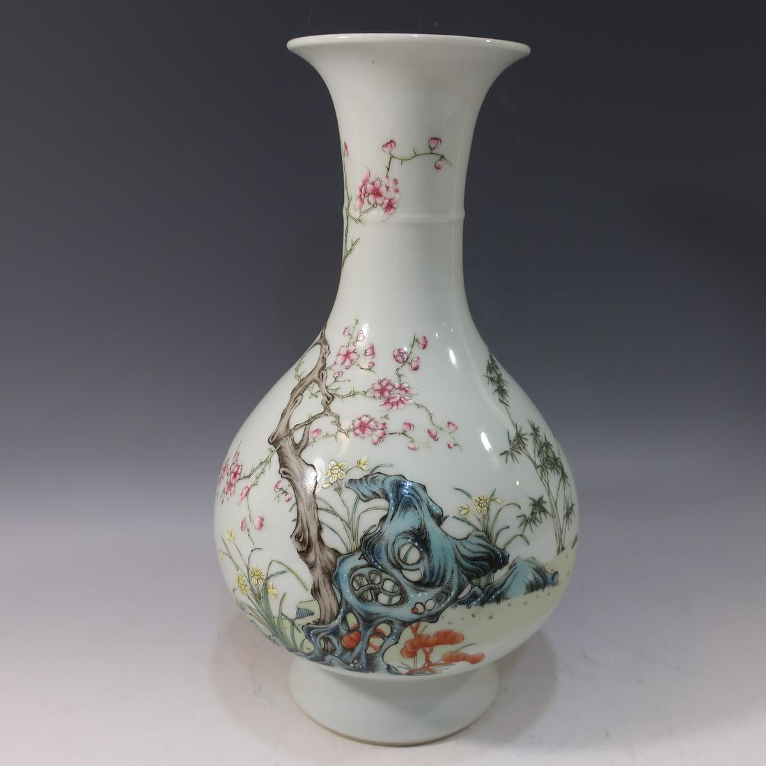 CHINESE ANTIQUE FAMILLE ROSE VASE - GUANGXU MARK AND: CHINESE ANTIQUE FAMILLE ROSE VASE - GUANGXU MARK AND PERIOD. 28 CM TALL. PROVENANCE - BETHESDA MD ESTATE