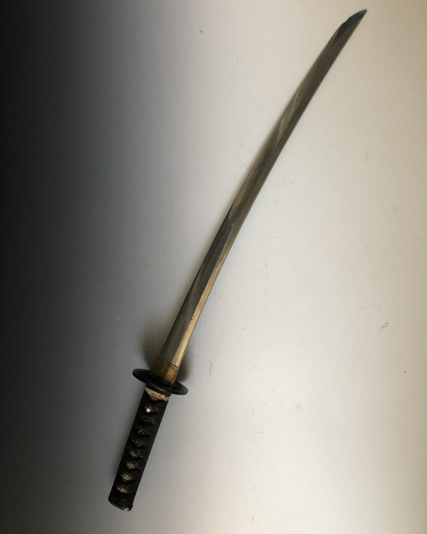 A JAPANESE ANTIQUE SWORD: A JAPANESE ANTIQUE SWORD: L:72cmcm