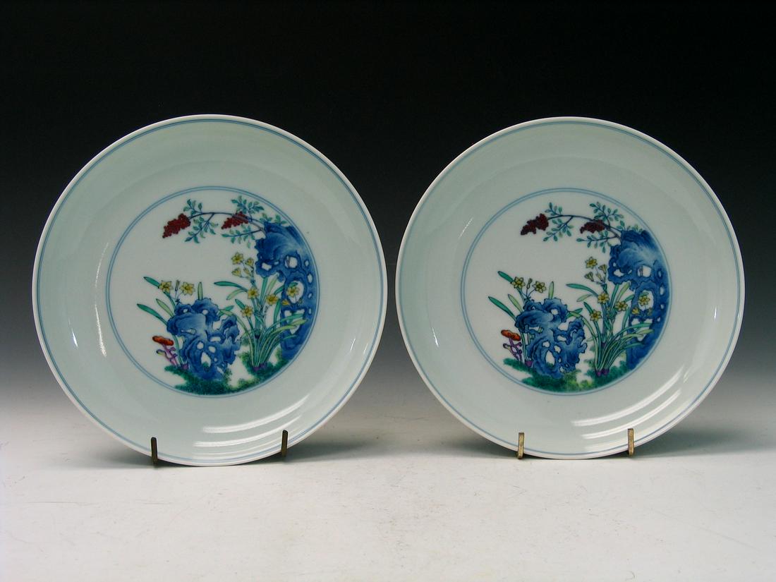 A pair of Chinese doucai dishes. Yongzheng Mark. (1 of 5)
