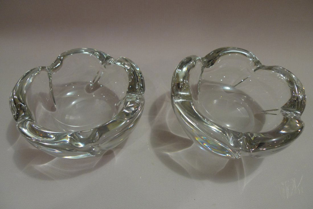 A PAIR OF SIGNED DAUM NANCY CRYSTAL GLASS BOWL: A pair of signed Daum Nancy crystal glass bowl. Signed ¡°Daum ¡Ù France¡± on the bottom. W 6¡± x H 3¡± Provenance ¨C From a Bethesda, MD estate