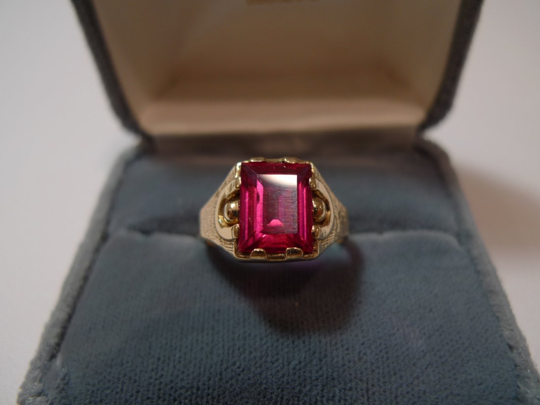 10K GOLD RUBY RING SZ 8.75 4 G: 10K GOLD RUBY RING. SZ 8.75 4 GRAMS. 10K HALLMARKED