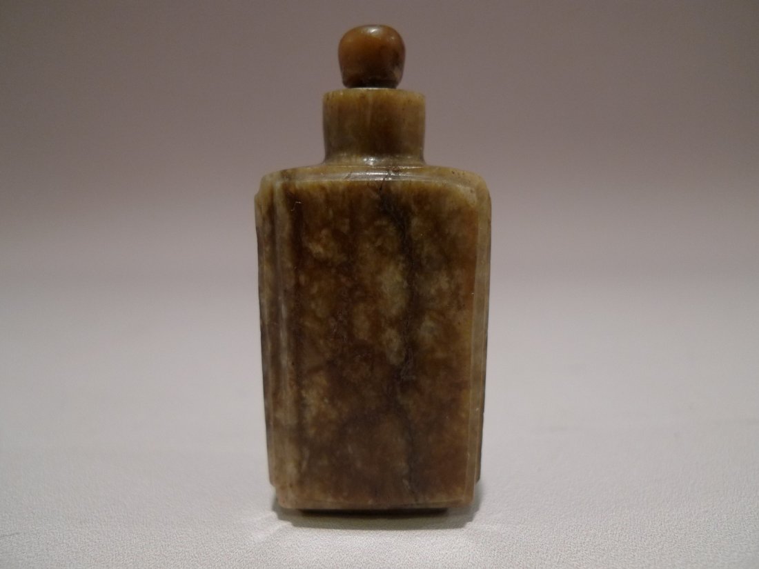 CHINESE JADE SNUFF BOTTLE 19TH C MADE W/ HAN DYNSTY: CHINESE JADE SNUFF BOTTLE 19TH C MADE W/ HAN DYNSTY JADE. THIS WAS POPULAR IN THE MID QING DYNASTY WHERE THEY TOOK THE ANCIENT HAN DYNASTY JADE AND MADE SNUFF BOTTLES WITH IT. 2.25"