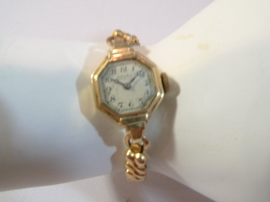 14K SOLID GOLD WOMEN'S GOLD GRUEN WATCH MECHANICAL: 14K SOLID GOLD WOMEN'S GOLD GRUEN WATCH MECHANICAL. 14K SOLID GOLD CASE AND MARKED. MANUAL WIND. RUNS