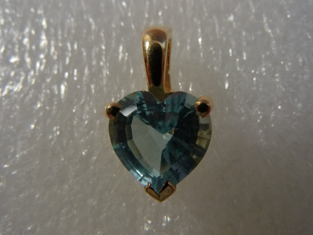 14K SOLID GOLD BLUE TOPAZ PENDANT 2.3 GRAM: 14K SOLID GOLD BLUE TOPAZ PENDANT 2.3 GRAM 18 X 10 MM