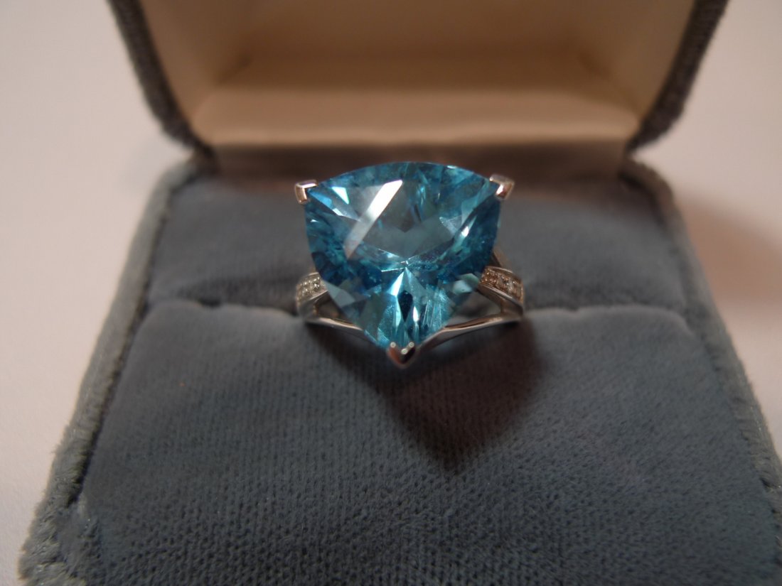 10K WHITE GOLD BLUE TOPAZ TRILLIANT CUT RING SZ 7 5.4 G: 10K WHITE GOLD BLUE TOPAZ TRILLIANT CUT RING. NATURAL BLUE TOPAZ 14 X 14MM SZ 7 5.4 GRAMS. 10K HALLMARKED