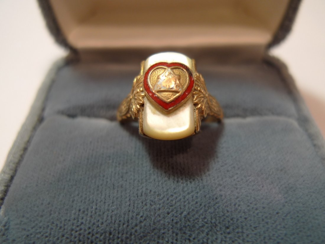 ANTIQUE 10K GOLD MOOSE INTERNATIONAL RING SZ 8.25 5 G: ANTIQUE 10K GOLD MOOSE INTERNATIONAL RING. WITH THE LETTERS F, H & C AROUND A MOOSE HEAD. CIRCA 1940S. SZ 8.25 5 GRAMS 10K GOLD HALLMARKED