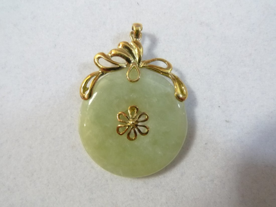14K SOLID GOLD CHINESE JADEITE JADE PENDANT 5.3 GRAMS: 14K SOLID GOLD CHINESE JADEITE PENDANT 5.3 GRAMS 3.5 X 2.6 CM