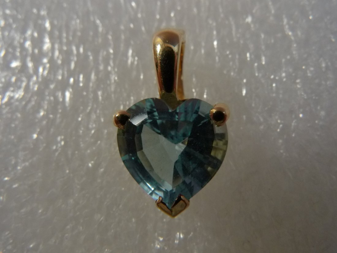 14K SOLID GOLD BLUE TOPAZ PENDANT 2.3 GRAM: 14K SOLID GOLD BLUE TOPAZ PENDANT 2.3 GRAM 18 X 10 MM