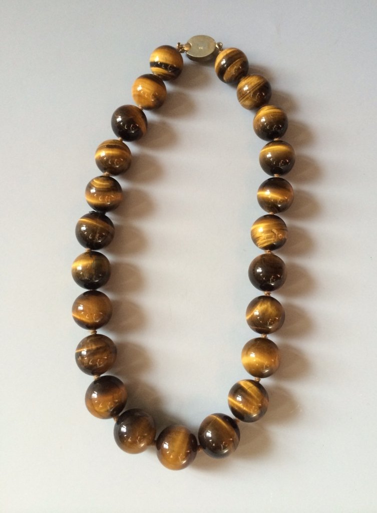 VINTAGE TIGER EYE BEAD NECKLACE: VINTAGE CHINESE TIGER EYE BEAD NECKLACE WITH SILVER CLASP. L 7 1/2â€ (19cm)