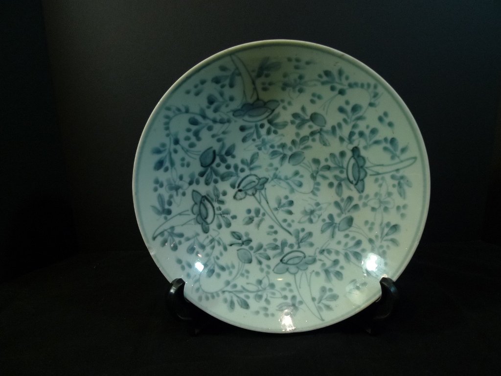ANTIQUE CHINESE BLUE WHITE PORCELAIN CHARGER MING: ANTIQUE CHINESE BLUE WHITE PORCELAIN CHARGER MING DYNASTY YANG FAMILY NAME MARKED ON THE BOTTOM. 27 CM WIDE. 7 CM TALL. PROVENANCE - LAUREL MD ESTATE