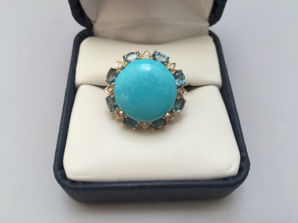 10K YELLOW GOLD TURQUOISE RING: 10K YELLOW GOLD TURQUOISE RING. 5.68GRAMS H: 2cm SIZE: 8