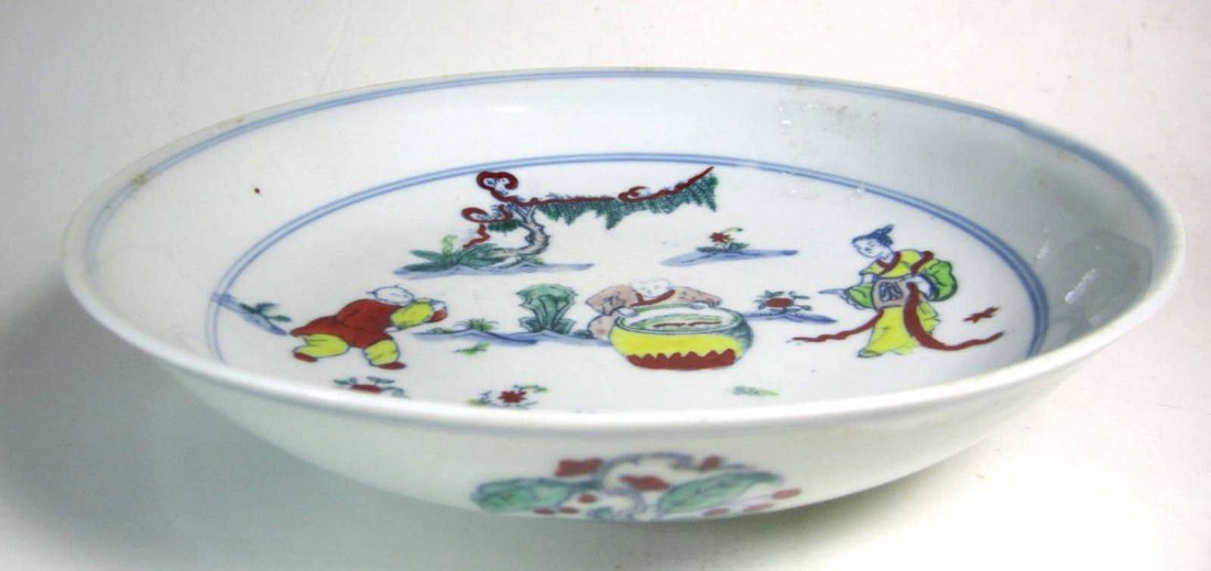 CHINESE DOU-CAI DISH WITH CHENGHUA MARK: CHINESE DOU-CAI BOWL DISH, HAND PAINTED WITH FIGURES IN GARDEN SCENERY. MARKING "DA MING CHENG HUA NIAN ZHI" ON BOTTOM BASE. IT MEASURES APPROX. 8.5" DIAMETER.