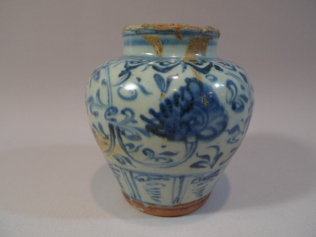 RARE ANTIQUE CHINESE BLUE WHITE PORCELAIN JAR MING: RARE ANTIQUE CHINESE BLUE WHITE PORCELAIN JAR MING DYNASTY 11 CM TALL. PROVENANCE - WASHINGTON DC ESTATE