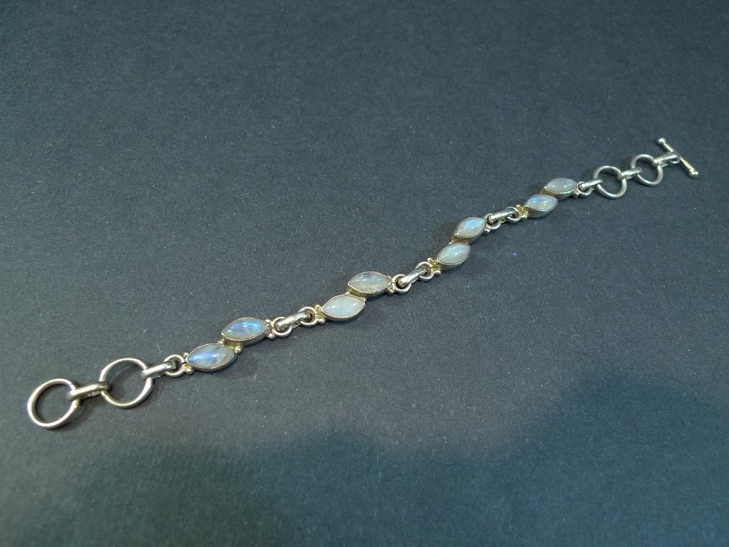 STERLING SILVER MOONSTONE BRACELET: STERLING SILVER MOONSTONE BRACELET. 13 GRAMS 17 CM LONG