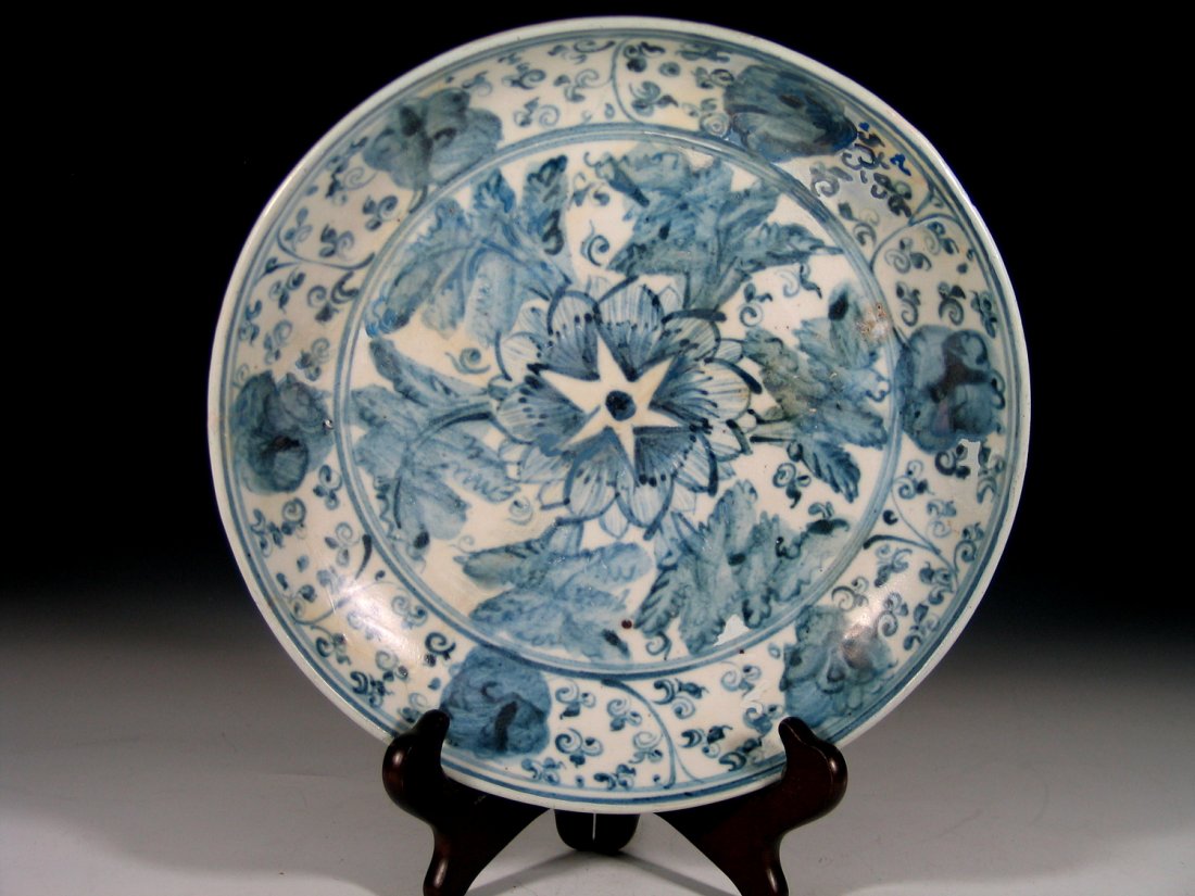 Antique Chinese Blue and White Porcelain Plate, Ming: Antique Chinese Blue and White Porcelain Plate, Ming Dynasty. Diameter 25 cm.