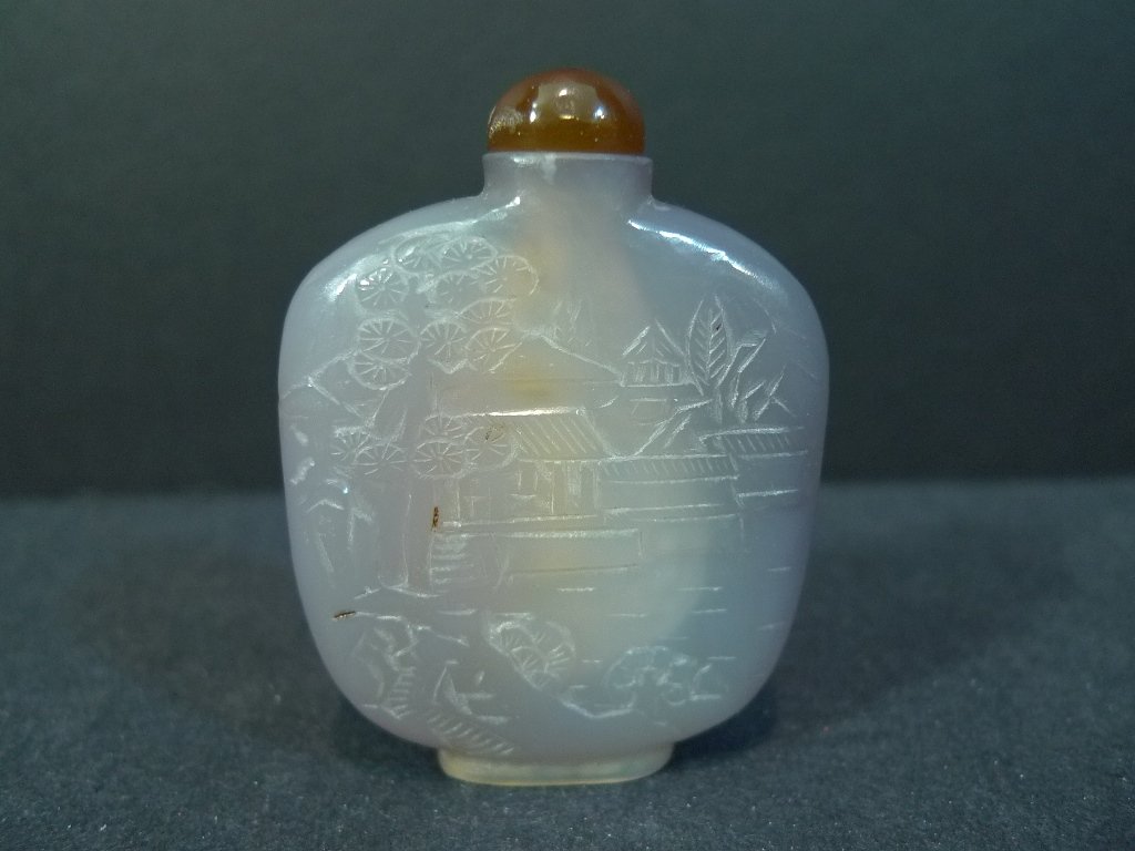 ANTIQUE CHINESE CARVED AGATE SNUFF BOTTLE (1 of 7)