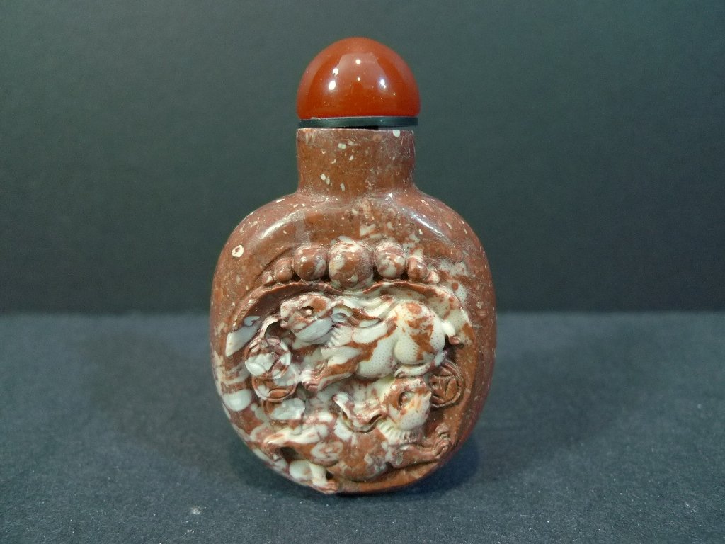 ANTIQUE CHINESE RED PUDDINGSTONE SNUFF BOTTLE (1 of 8)