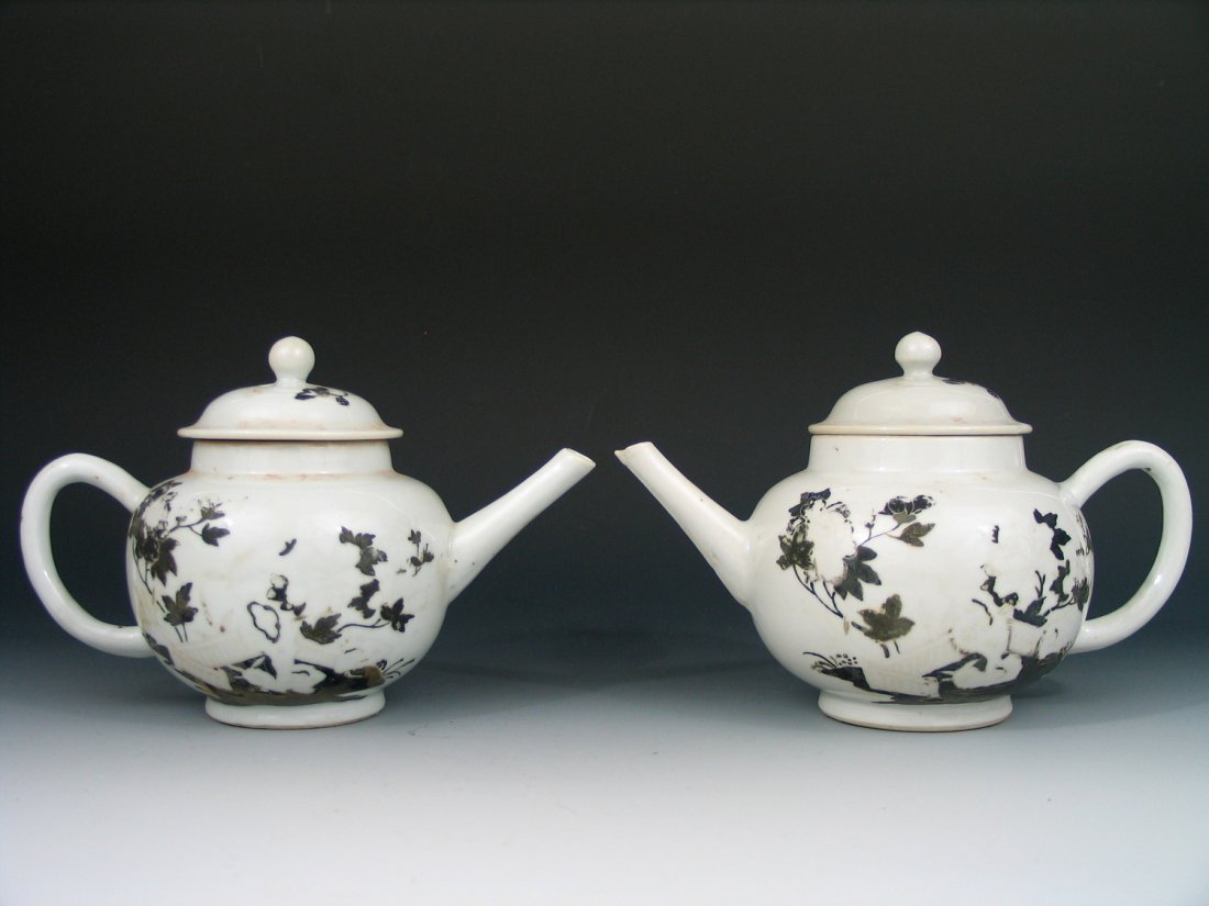 Two Chinese Export Porcelain Teapots From the Nanking (1 of 10)