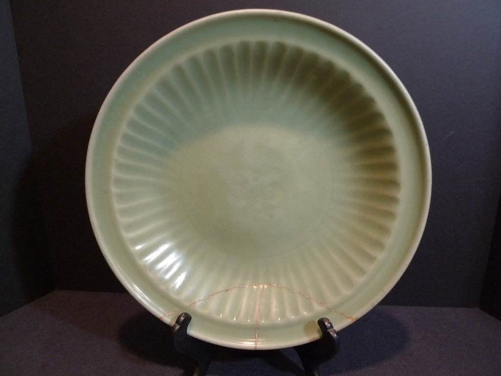 ANTIQUE CHINESE LONGQUAN PORCELAIN CHARGER MING DYNASTY: NO RESERVE ON THIS LOT! ANTIQUE CHINESE LONGQUAN PORCELAIN CHARGER YUAN DYNASTY. 14TH CENTURY. 31 CM WIDE. PROVENANCE - BOSTON MA ESTATE EX MUSEUM COLLECTION