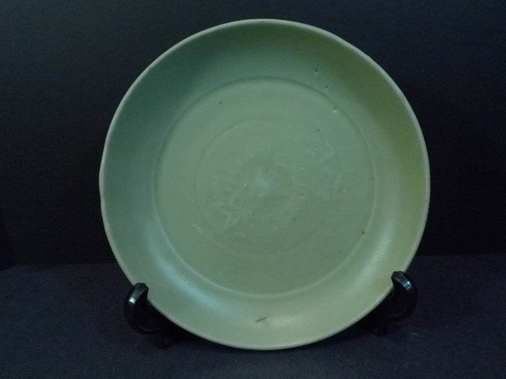 LARGE CHINESE ANTIQUE LONGQUAN PORCELAIN PLATE - MING (1 of 9)
