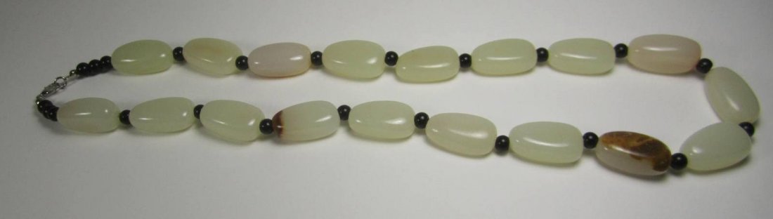 CHINESE 18 BEADS WHITE JADE NECKLACE (1 of 8)