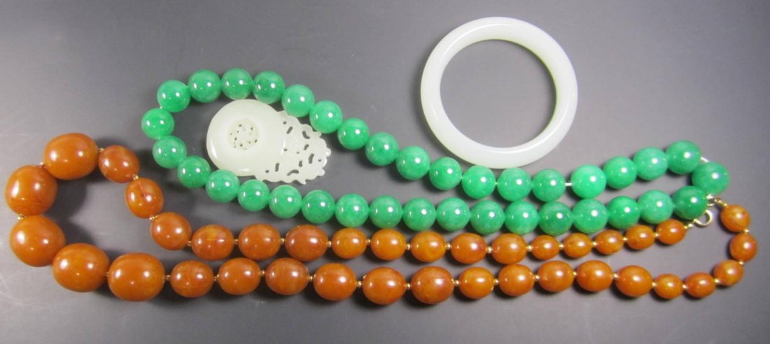 A LOT OF VINTAGE JEWELRY (1 of 9)