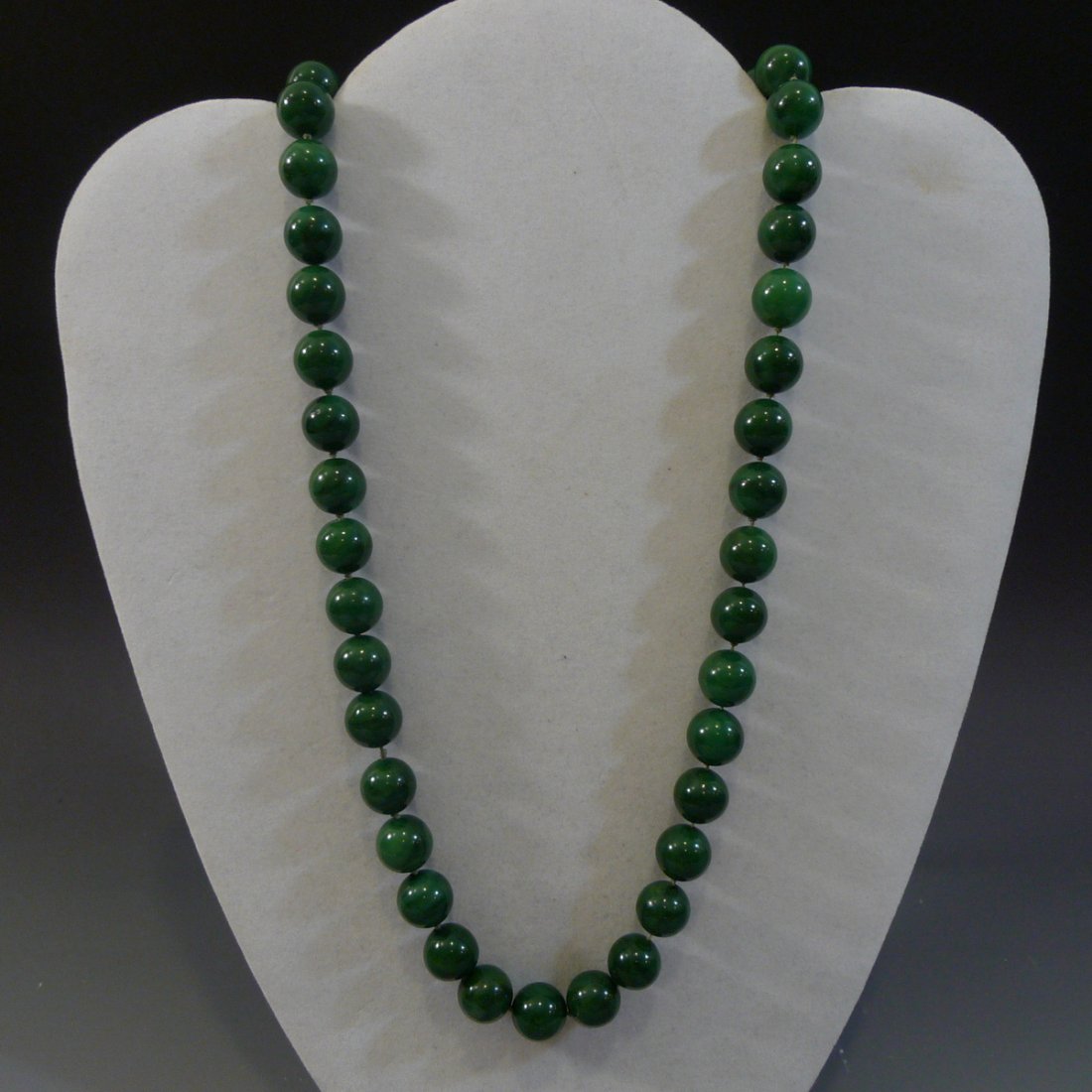 LARGE CHINESE SPINACH JADE BEADS NECKLACE (1 of 7)