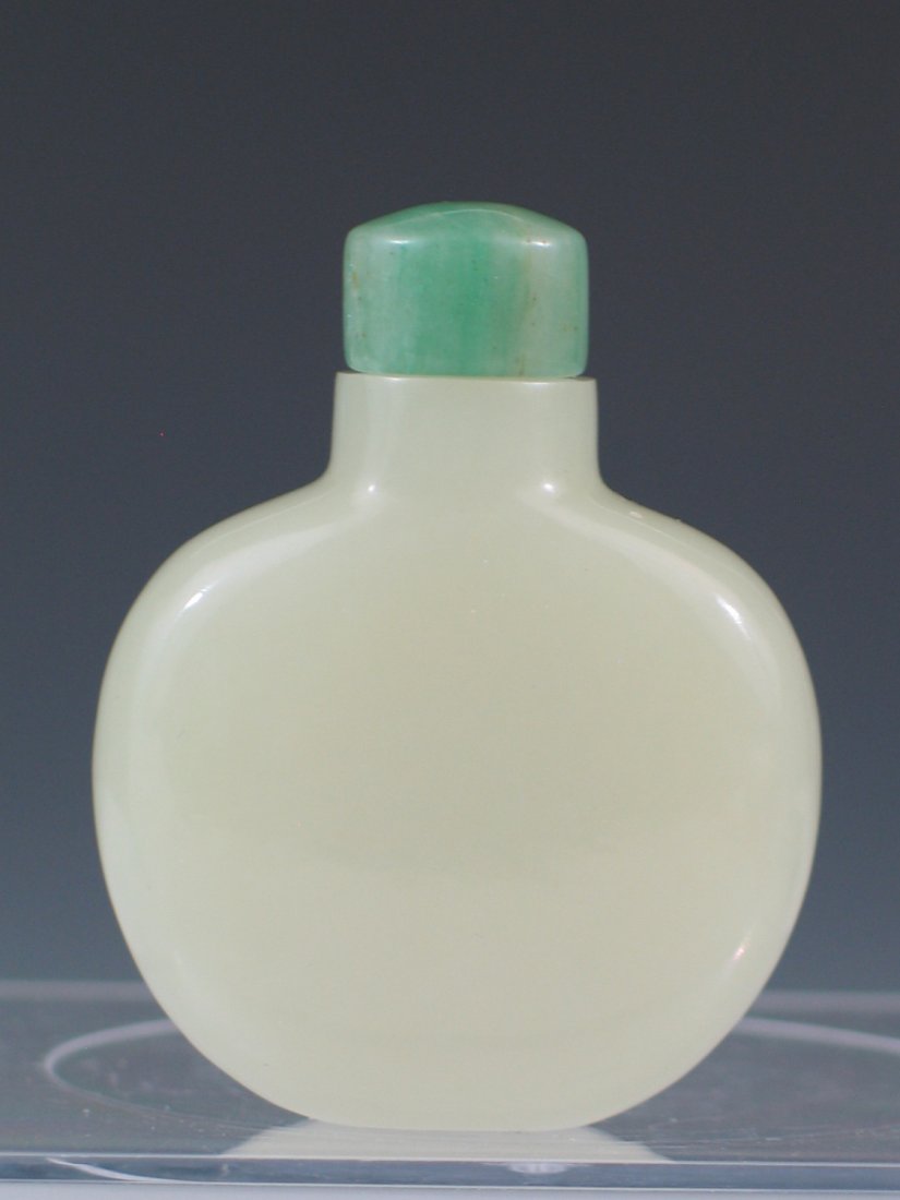 Chinese White Jade Snuff Bottle (1 of 2)