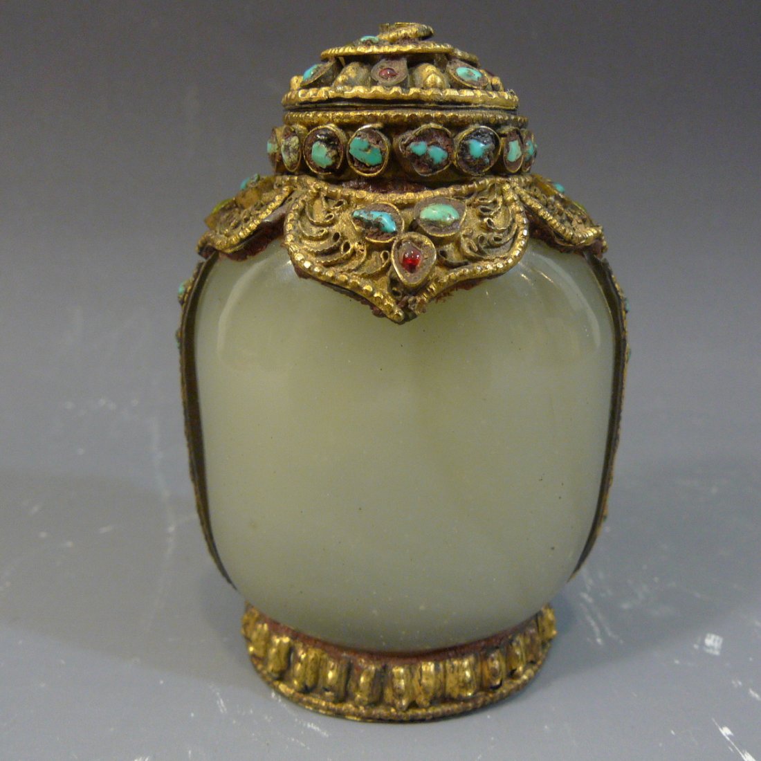 ANTIQUE CHINESE PEKING GLASS IMITATING JADE SNUFF (1 of 8)