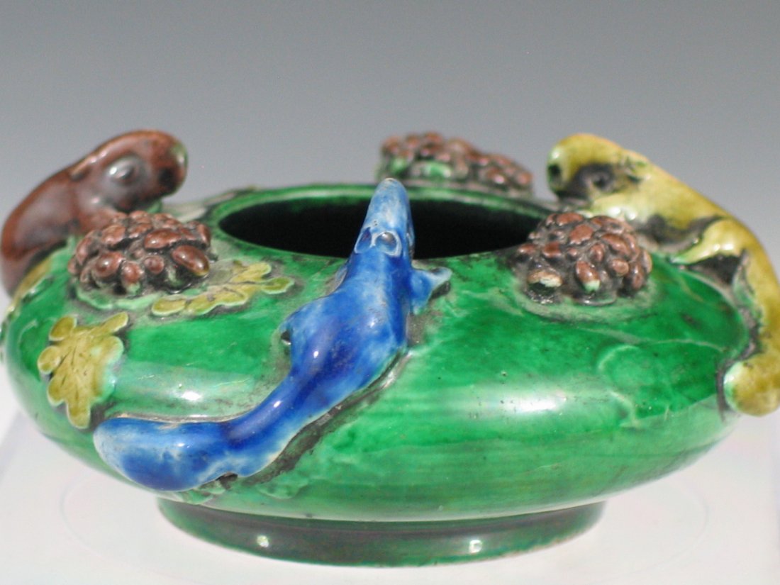 Chinese Sancai Porcelain Water Coupe, Qing Dynasty.: Chinese Sancai Porcelain Water Coupe, Qing Dynasty. Squirrels and grapes decoration. Diameter 8.5 cm.