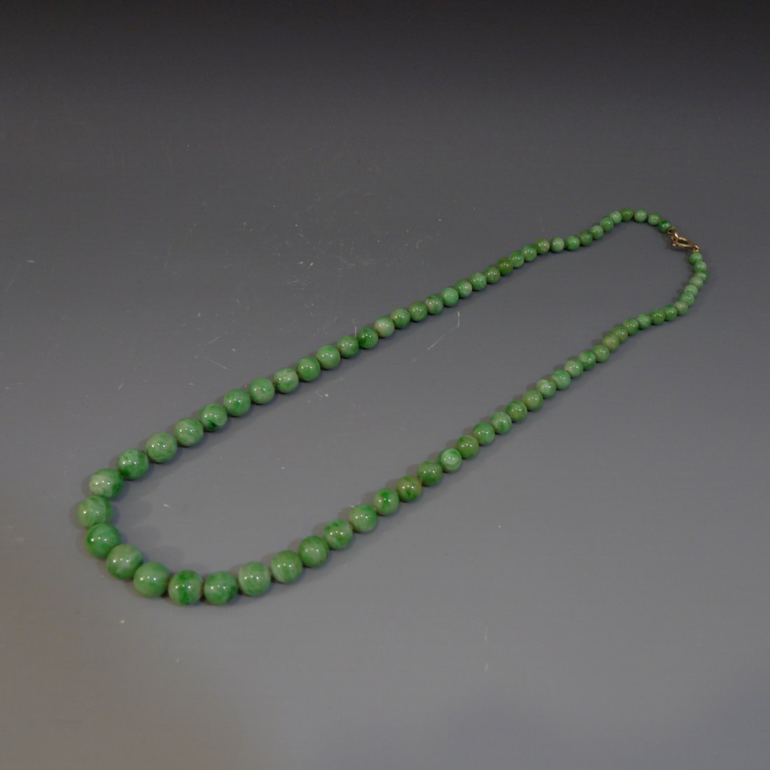VINTAGE JADEITE BEADS NECKLACE (1 of 4)
