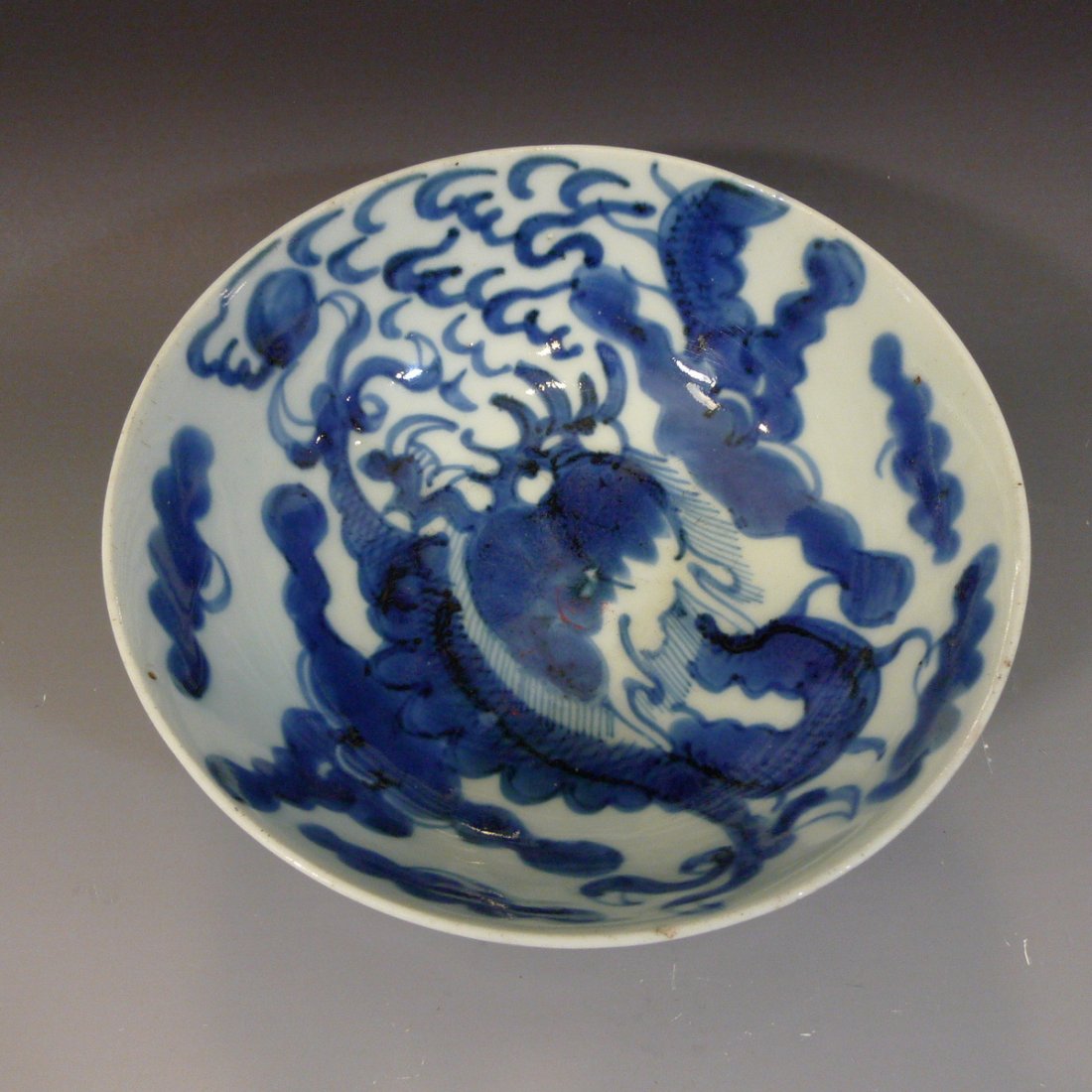ANTIQUE CHINESE BLUE WHITE DRAGON BOWL 18TH C UNUSUAL: NO RESERVE ON THIS LOT! ANTIQUE CHINESE BLUE WHITE DRAGON BOWL 18TH CENTURY UNUSUAL MARK. 17 CM WIDE 7.5 CM TALL. PROVENANCE - BETHESDA MD ESTATE