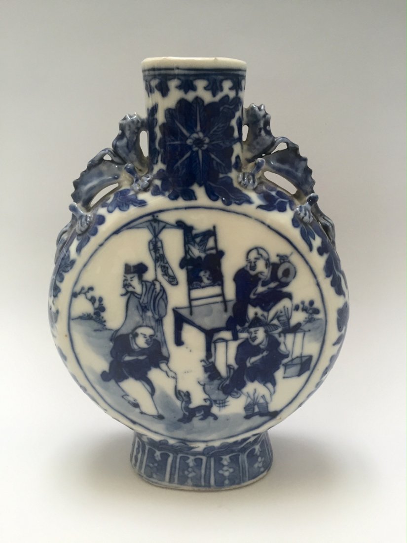 CHINESE ANTIQUE BLUE AND WHITE FIGURES OF MOON FLASK: NO RESERVE ON THIS LOT!CHINESE ANTIQUE BLUE AND WHITE FIGURES OF MOON FLASK QING DYNASTY. H: 21.6cm