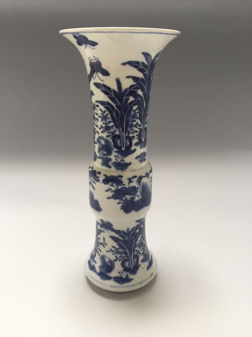 A CHINESE ANTIQUE BLUE AND WHITE PORCELAIN VASE, 19TH: NO RESERVE ON THIS LOT! A CHINESE ANTIQUE BLUE AND WHITE VASE, KANGXI MARK BUT MADE IN THE 19TH CENTURY H: 24.5cm