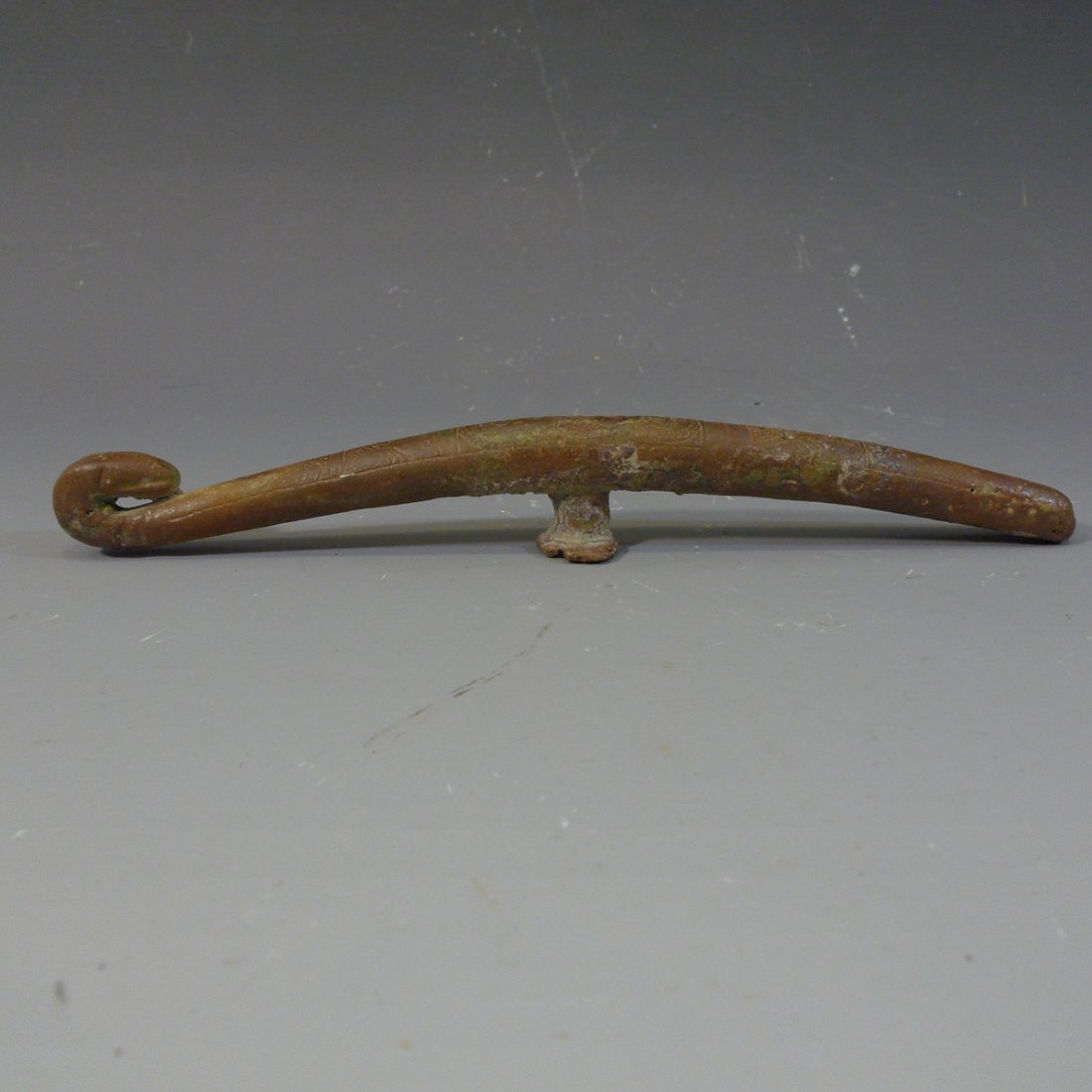 ANTIQUE CHINESE BRONZE BELT BUCKLE - WARRING STATE: NO RESERVE ON THIS LOT! ANTIQUE CHINESE BRONZE BELT BUCKLE - WARRING STATE PERIOD. 16.5 CM LONG. PROVENANCE - IMPORTANT NEW ENGLAND COLLECTION
