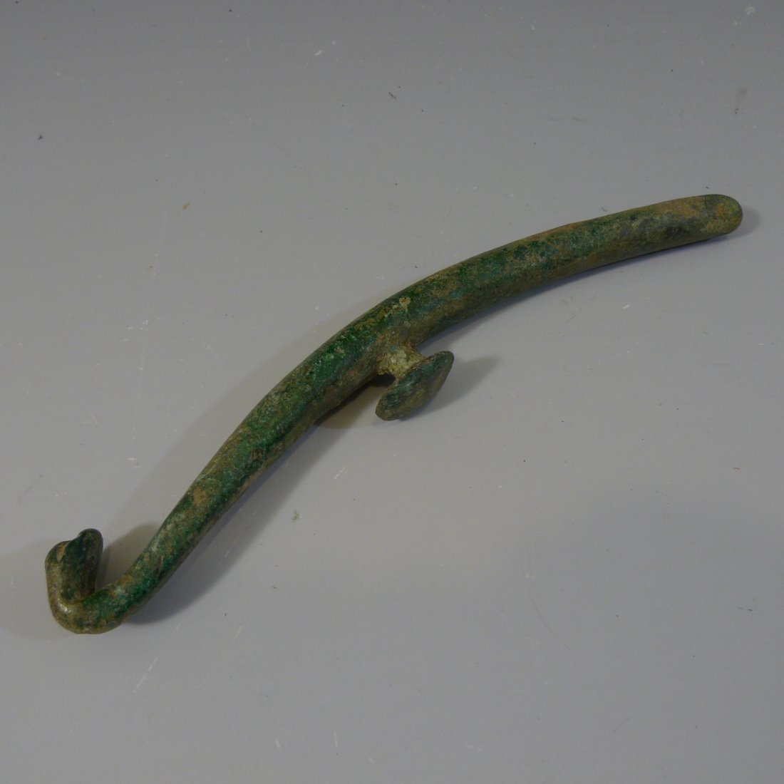 ANTIQUE CHINESE BRONZE BELT BUCKLE - WARRING STATE: NO RESERVE ON THIS LOT! ANTIQUE CHINESE BRONZE BELT BUCKLE - WARRING STATE PERIOD. 16 CM LONG. PROVENANCE - IMPORTANT NEW ENGLAND COLLECTION