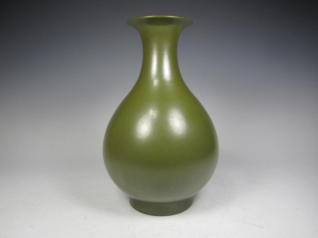 A TEA-DUST GLAZED VASE,  QIANLONG MARK (1 of 4)