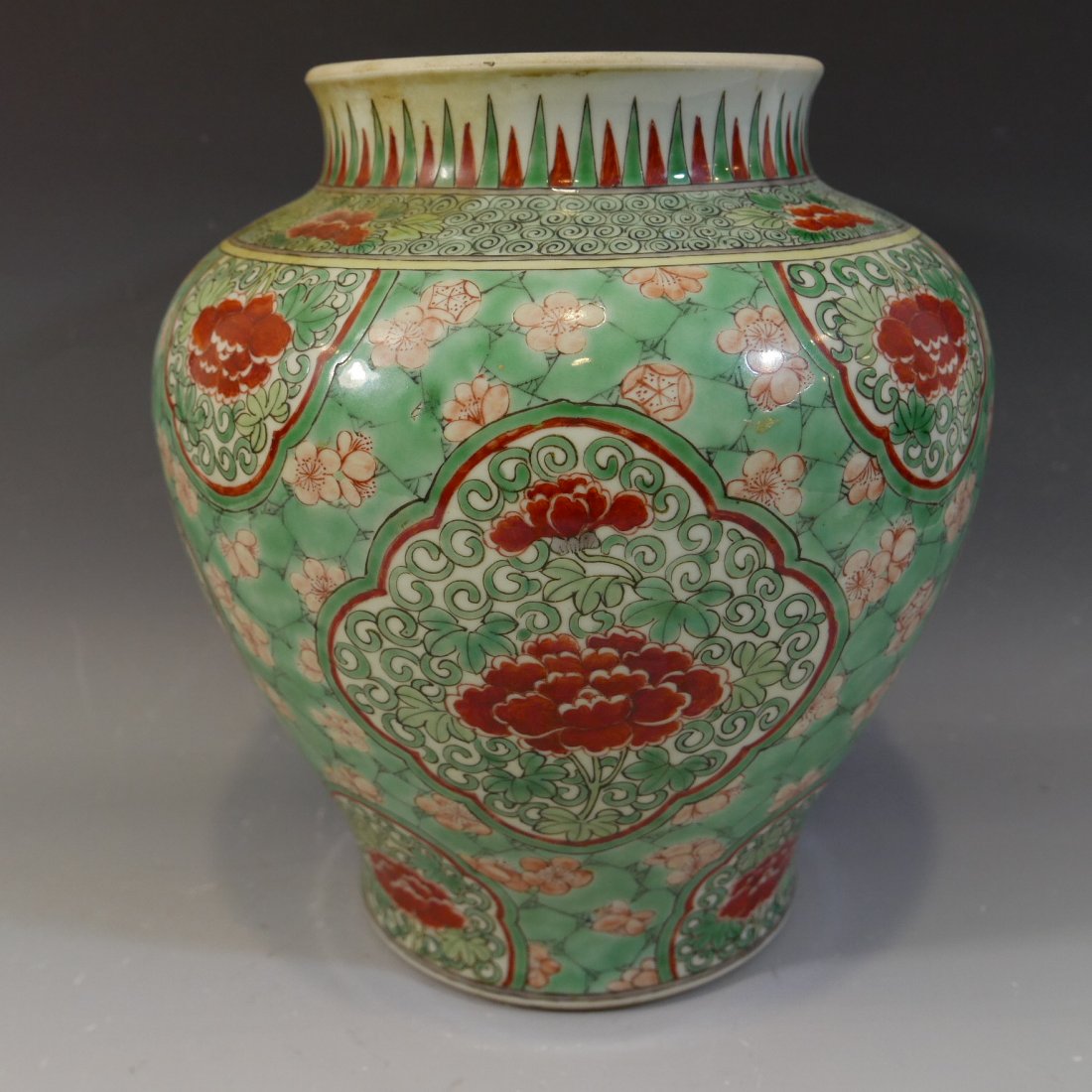 IMPORTANT CHINESE FAMILLE VERTE PORCELAIN JAR - MING: NO RESERVE ON THIS LOT! IMPORTANT CHINESE FAMILLE VERTE PORCELAIN JAR - MING DYNASTY. JIAJING PERIOD. PREVIOUSLY DRILLED AS A LAMP. 25.5 CM TALL, 23 CM WIDE. PROVENANCE - IMPORTANT WASHINGTON DC COLLE