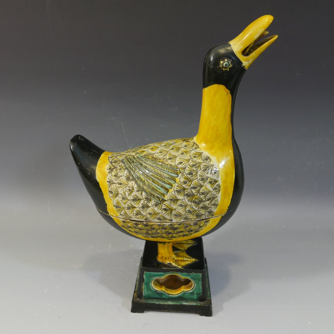 ANTIQUE CHINESE FAMILLE VERTE PORCELAIN DUCK TUREEN (1 of 9)